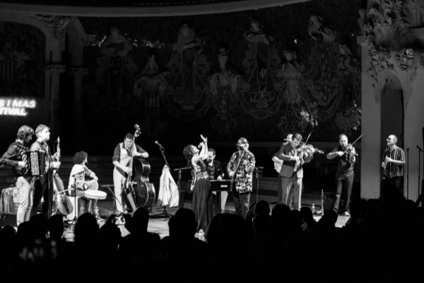 Barcelona Gipsy balKan Orchestra al Palau de la Música | Backstage i concert